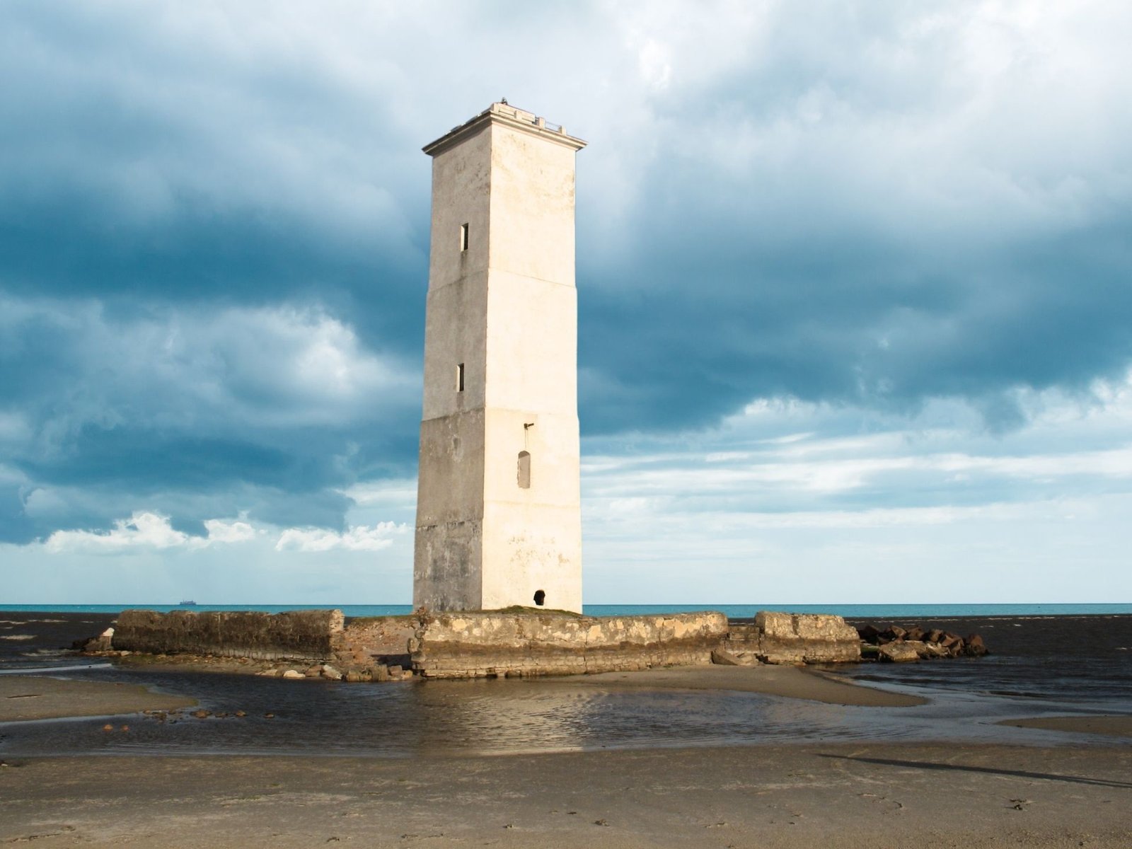 O Farol Cristóvão Pereira Abreu está situado às margens da Lagoa dos Patos, no Rio Grande do Sul, região sul do Brasil. O Farol Cristóvão Pereira Abreu está situado às margens da Lagoa dos Patos, no Rio Grande do Sul, região sul do Brasil.